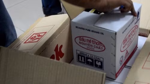 Thu giu hang ngan chai dau an gia trong co so mat ve sinh-Hinh-2