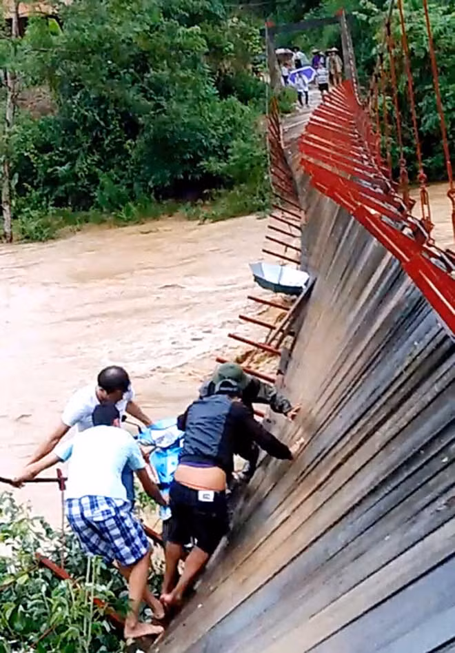 Thot tim canh nguoi, xe lo lung tren cau treo dut cap vi lu cuon