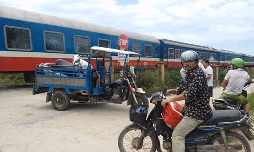 Cu ong thoat chet khi bi tau hoa tong vang xa 2 m