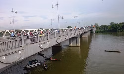 Bao tin cho gia dinh xong, nam sinh nhay song Huong tu tu