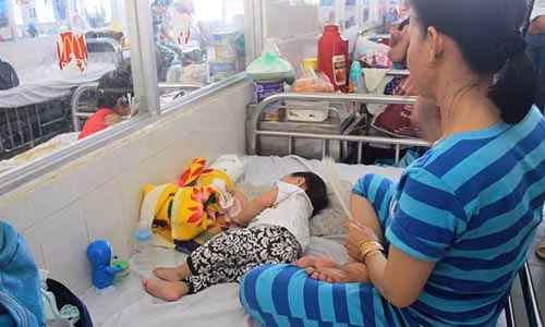 Benh chan tay mieng dang vao mua o Sai Gon