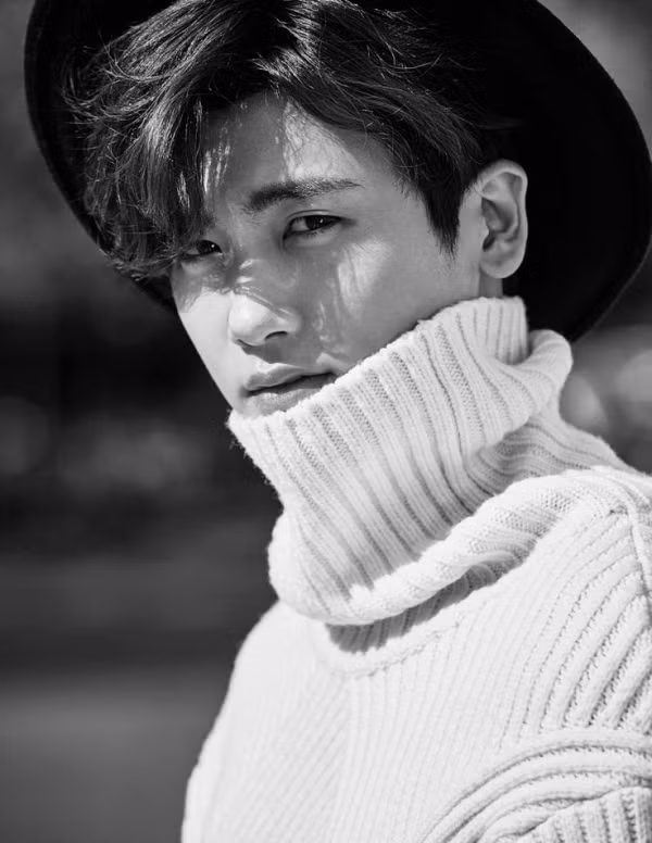 Park Hyungsik (ZE:A) Bố của Hyungsik là giám đốc của hãng sản xuất xe hơi nổi tiếng thế giới Mercedes Benz. Theo các thành viên của ZE:A, anh là “cậu ấm” chính hiệu khi tiền bạc luôn đầy túi. Số dư tài khoản của nam diễn viên Xã hội thượng lưu trước khi ra mắt lên đến con số 16 triệu won (13.413 USD). Một số tiền khổng lồ mà những nghệ sĩ lao động nhiều năm mới tích lũy được.