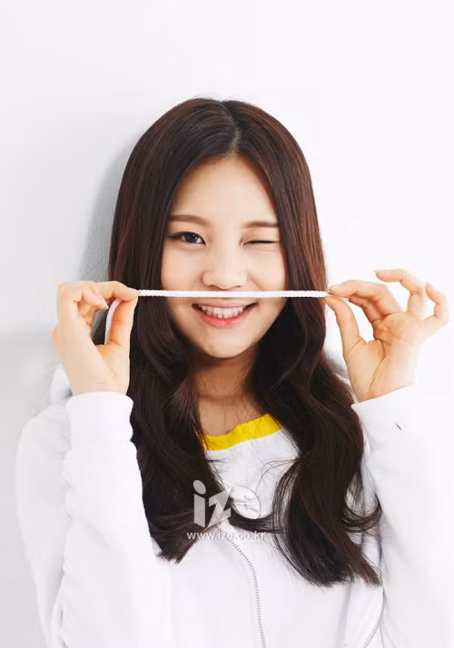 Umji (GFriend) Bố của Umji là giám đốc điều hành của một tập đoàn nha sĩ nổi tiếng mang tên gọi Moa Dentist Group. Mức độ nổi tiếng của ông thậm chí ngang ngửa con gái mình. Với thâm niên trong nghề và sự hoạt động mạnh mẽ. Tập đoàn của ông có 9 phòng khám tại Seoul, 9 phòng khám ở Incheon, 12 phòng khám tại Gyeonggi, 1 ở Chungcheong, 7 ở Jeolla và 5 ở Kyungsan. Facebook của Moa Group thậm chí đã chúc mừng GFriend khi nhóm ra mắt.