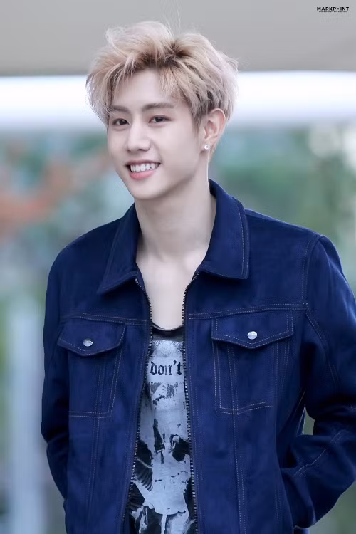 Mark (GOT7) Bố của Mark là một doanh nhân đã nghỉ hưu. Ông đã tích lũy được rất nhiều tiền trong khi vẫn làm việc. Mark thậm chí “xả láng” đến độ bay từ Thái Lan đến Thụy Sĩ chỉ để trượt tuyết. Gia đình anh hiện đang sở hữu một căn biệt thự rất rộng tại Los Angeles với sân vườn và bể bơi riêng cùng nhiều chiếc xe hơi đắt tiền.
