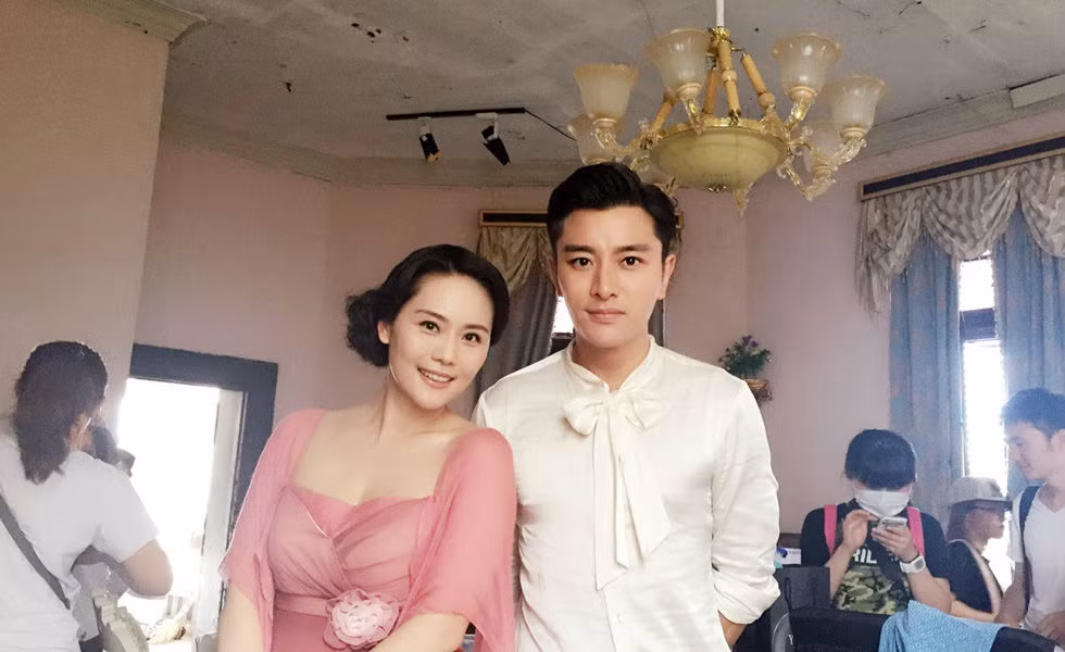 Trong một bức hình Trần Doanh chụp chung với nam diễn viên Giả Nãi Lượng, trang phục màu hồng xẻ cổ sâu giúp tôn vẻ đẹp gợi cảm của nữ diễn viên, đặc biệt làn da trắng không tì vết khiến nhiều fan nữ ghen tỵ.