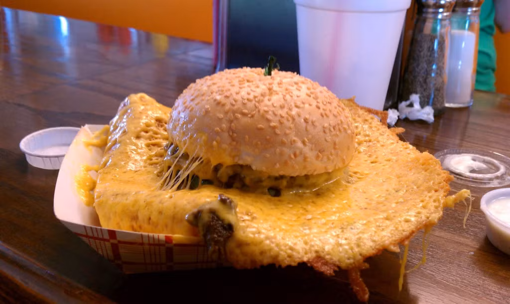 Thử thách bánh kẹp Squeeze Inn (Khách sạn Squeeze, Sacramento, California, Mỹ): Trong thử thách ăn uống độc đáo này, bánh không quá lớn, nhưng vấn đề nằm ở số lớp thịt và phô mai. Để giành chiến thắng, thực khách phải vượt qua mốc của người thắng cuộc trước. Ảnh: State-of-mynd.