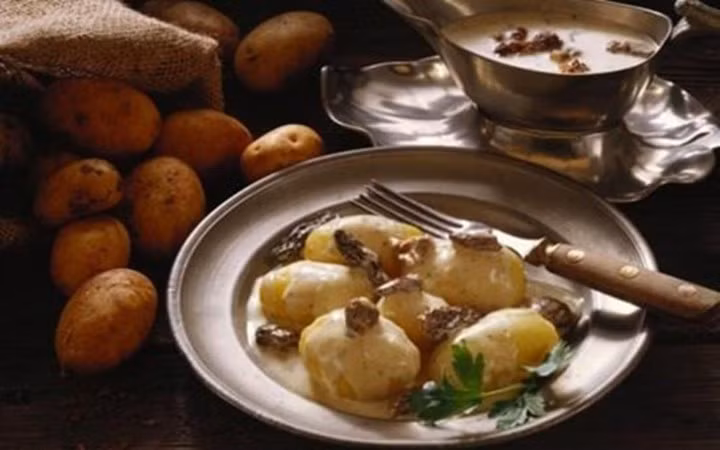 Mỗi kg khoai tây La Bonnotte có giá 700 USD (tương đương gần 15 triệu đồng) và chỉ cho thu hoạch khoảng 100 tấn mỗi năm.(Ảnh: Kiến Thức)