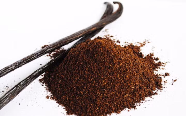 Những cây vani được thụ phấn bằng tay và phải đến 9 tháng sau trái vani mới chín. Quá trình trồng và thu hoạch vani tự nhiên kỳ công như vậy nên nó mới trở nên quý hiếm và đắt đỏ. Mexico và Madagascar là hai nước sản xuất hạt vani chất lượng tốt nhất, với giá thành dao động từ 50 - 200 USD/450g. (Ảnh: Kiến Thức)