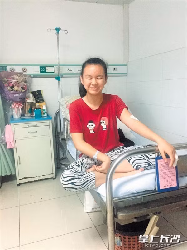 Xuc dong be gai dung cam do giup bo nhat dao o nguc