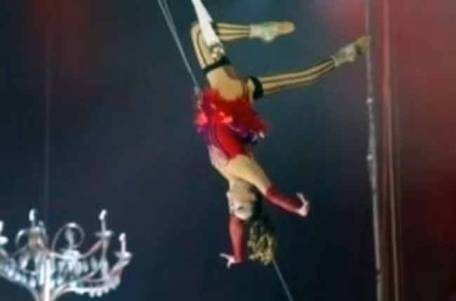 Năm 2015, Kseniya Elkina, nghệ sĩ người Nga khiến nhiều người hoảng hốt khi chứng kiến cảnh cô đu dây nhào lộn nhưng bị ngã từ độ cao 10m xuống mặt đất.