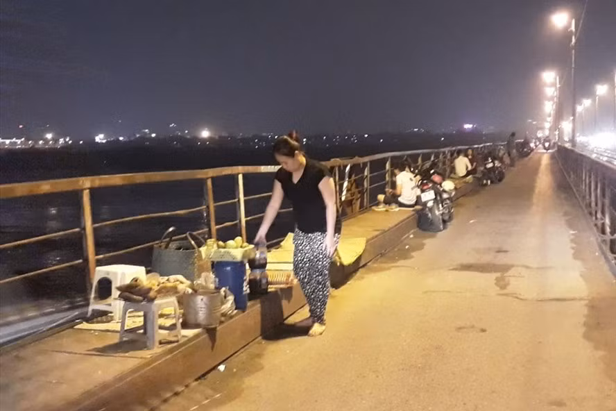 Phan cam trai chieu ban hang cho cac doi tre tren cau Long Bien