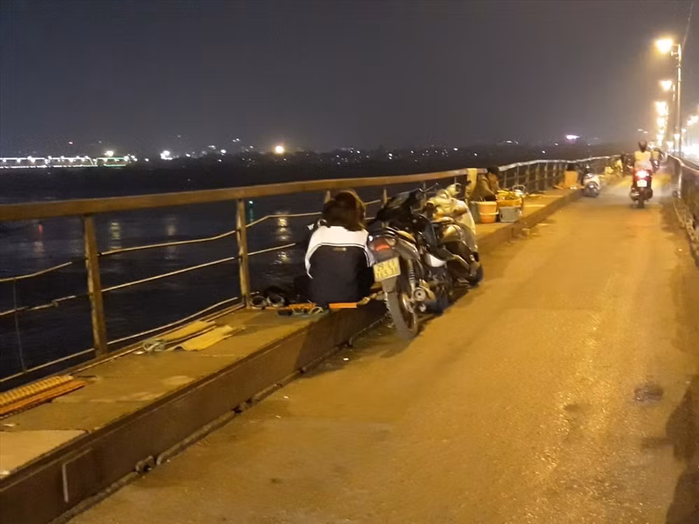 Phan cam trai chieu ban hang cho cac doi tre tren cau Long Bien-Hinh-2