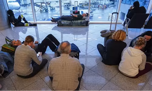 Hành khách chờ đợi ở sân bay Atlanta hôm 17/12 (Nguồn: EPA).