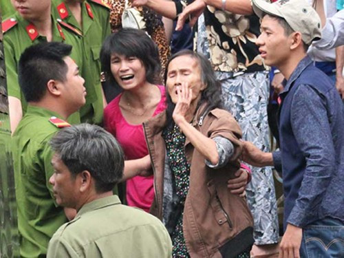 Mẹ của Hồ Duy Trúc từng gây náo loạn tại phiên tòa sau phiên xét xử. Những câu nói bộc phát của bà khiến vô tình trở thành tâm điểm bị “ném đá”. Ảnh: Quang Nguyễn