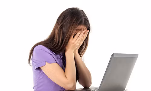 Lap camera trong nha ve sinh, toi chung kien canh tuong kinh hoang