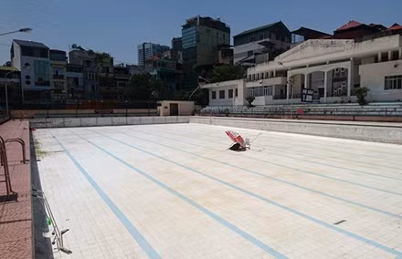 Bên trong bể bơi Thái Hà có 2 bể hiện chưa có nước và chưa được cọ rửa sạch sẽ.