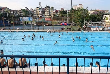 Bể bơi bắt buộc phải được xử lý hóa học trước khi đem vào sử dụng. Thành phần không thể thiếu trong nước bể bơi thường bao gồm clo. Nước bể bơi không đạt tiêu chuẩn được xem là hung thần cho sức khỏe con người.