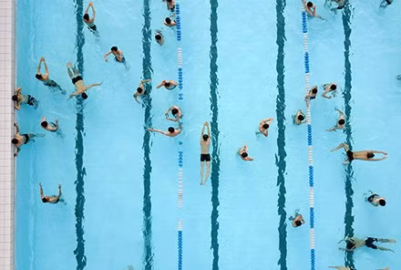 Để khống chế được nguồn nước sạch, phải thực hiện chế độ lọc tuần hoàn rất tốt, và phải giết được Tảo. Nhưng lọc tuần hoàn nước sẽ phải tốn rất nhiều tiền, do đó, việc này ít khi được các bể bơi thực hiện theo đúng quy chuẩn (thay nước 1 lần/ngày).