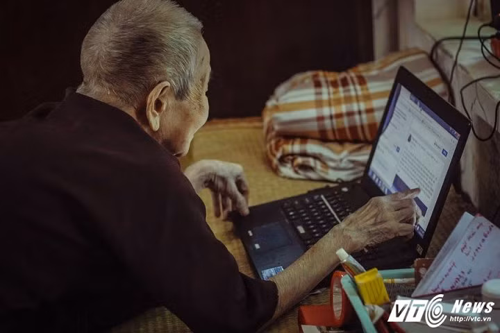 Gap cu ba 97 tuoi "sieu cong nghe" len bao nuoc ngoai