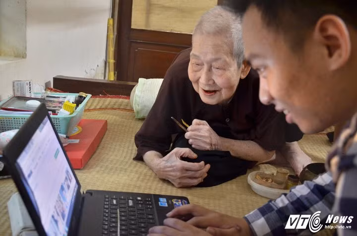 Gap cu ba 97 tuoi "sieu cong nghe" len bao nuoc ngoai-Hinh-2