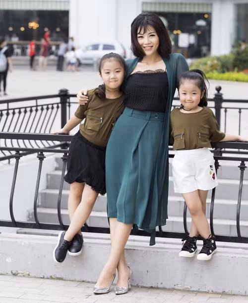 “Trong thời gian đó, thật tình cờ có đạo diễn mời tôi đóng phim, lại cũng đóng hoa hậu. Cơ duyên đến với sân khấu, phim ảnh rất tình cờ như thế. Tôi yêu mến nghề diễn từ đó. Phải dùng từ đam mê mới đúng, được làm công việc mình đam mê, tôi nghĩ chắc chắn sẽ phát triển được. Con đường tôi đã chọn đã không sai.” – Thanh Hương từng tâm sự.