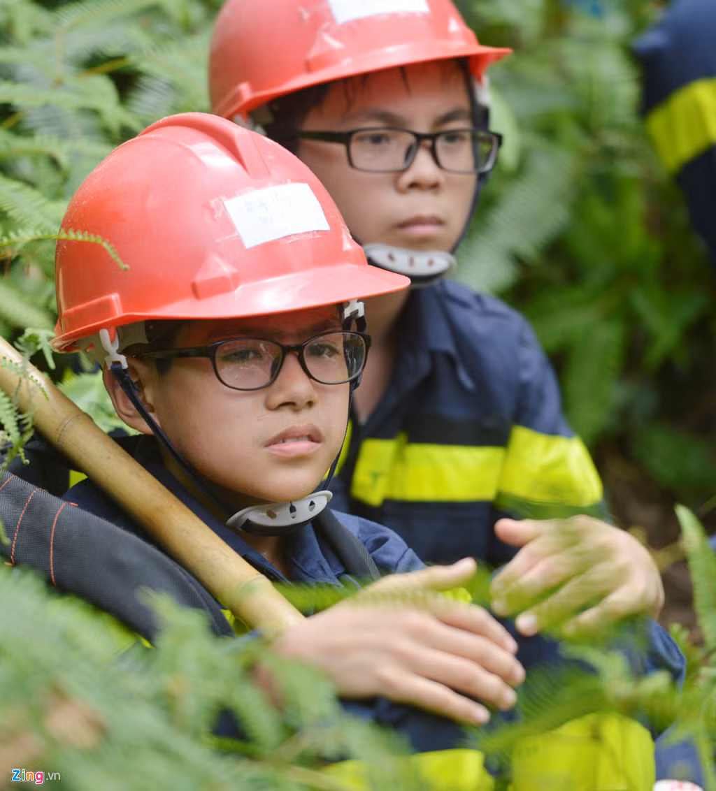 Nghỉ giải lao, nhiều em phờ phạc do đi quãng đường trong rừng mất nhiều thời gian và sức lực.