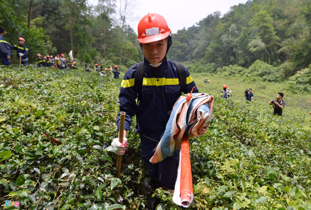 Thử thách cuối cùng là tìm bạt để dựng lều được các đội hoàn thành giữa trời nắng nóng 36 độ C.