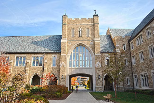 Ngoài Vương cung thánh đường, trường còn có nhiều nhà nguyện và những kiến trúc độc đáo khác rải rác trong khuôn viên.