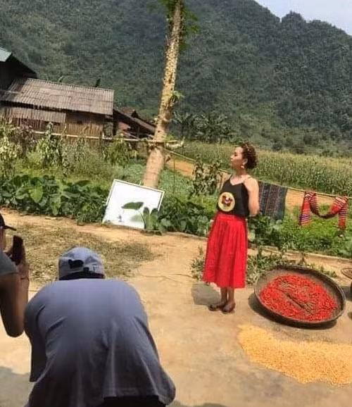 Nữ ca sĩ 27 tuổi gốc Quảng Ninh đang trong quá trình thực hiện MV mới. Một số ảnh hậu trường của Bích Phương được fan truyền tay nhau.