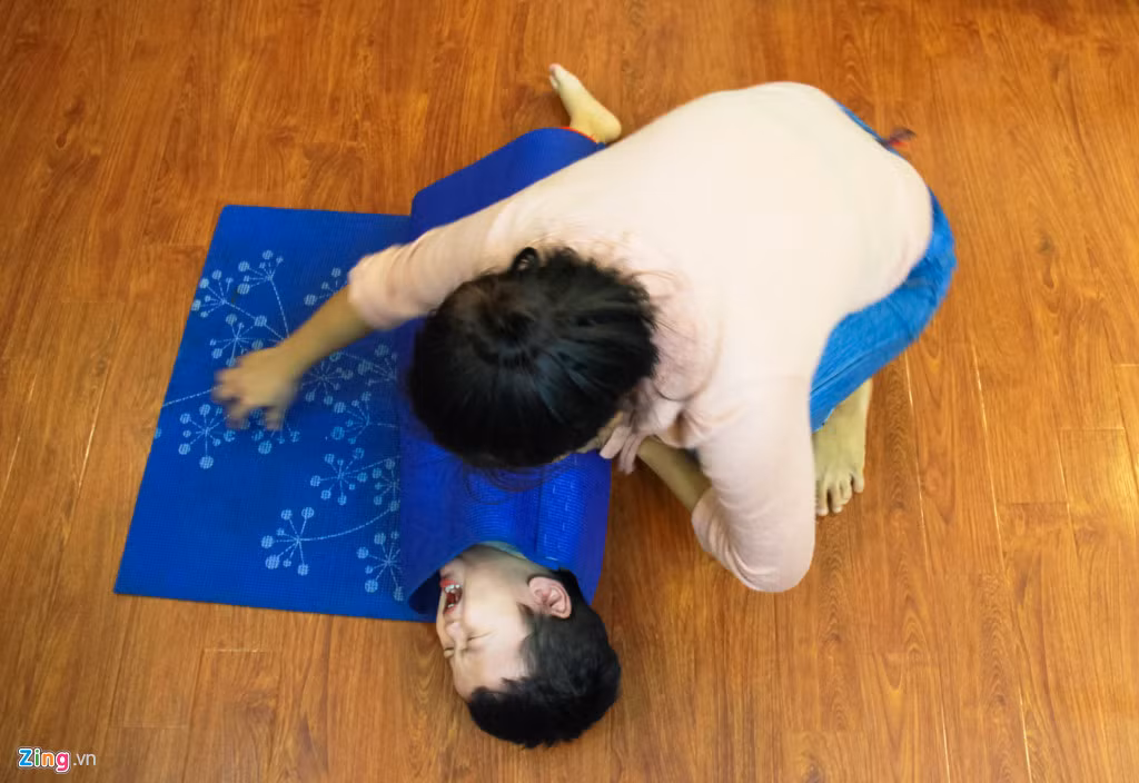 Tại Việt Nam chưa có con số nghiên cứu chính thức về số lượng trẻ mắc bệnh tự kỷ. Theo thống kê của Bộ Lao động Thương binh và Xã hội, nước ta có khoảng 200.000 người bị tự kỷ. Thực tế, số lượng trẻ được chẩn đoán và điều trị ngày càng tăng từ năm 2000 đến nay. Theo các chuyên gia, tự kỷ có thể phát hiện, can thiệp sớm để giúp trẻ sớm hòa nhập.