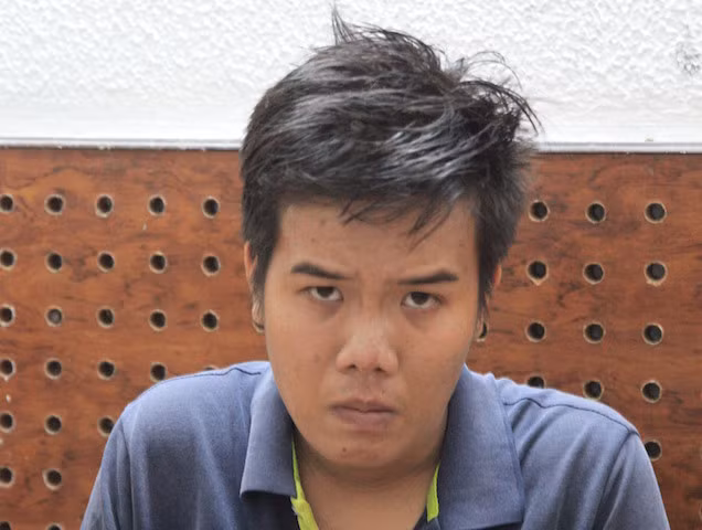 Bat nam thanh nien gia danh canh sat di lua dao