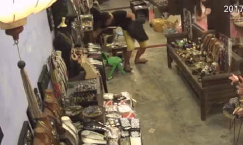 Nguoi dan ong trom dien thoai cuc nhanh trong shop luu niem