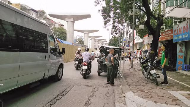 Xe tu che "nao loan" duong pho Ha Noi