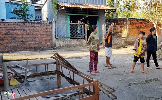 Nhiều người ở ấp Trương Hiền, xã Thạnh Trị (Thạnh Trị, Sóc Trăng) đến dọn dẹp căn nhà bỏ hoang để chuẩn bị lo hậu sự cho anh Tú. Ảnh: Việt Tường.