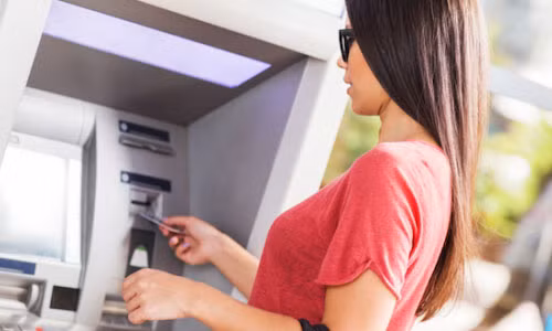 Nhung ngan hang nao dang mien phi rut tien qua ATM?