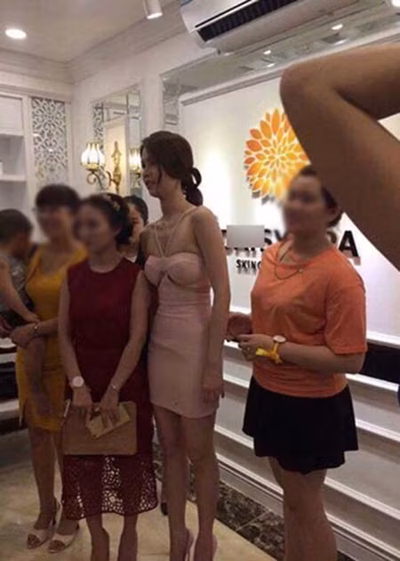 Trái với hình ảnh lung linh mà nữ hoàng nội y Ngọc Trinh chia sẻ trên trang cá nhân, một vài bức ảnh ghi lại khoảnh khắc của cô trên thảm đỏ khiến nhiều người bất ngờ. Trong đó, Ngọc Trinh lộ thân người gầy nhom với vòng 1 lép xẹp như những người mẫu mình hạc xương mai.