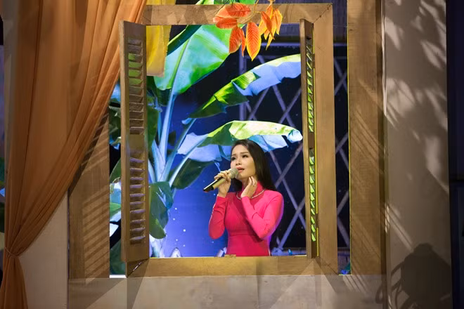 Cam Ly bat ngo tiet lo ly do yeu ong xa tren truyen hinh