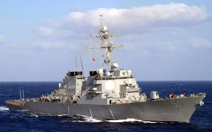 Arleigh Burke DDG 51 Destroyer - 1,843 tỷ USD: Là loại tàu khu trục được thiết kế để di chuyển nhanh trên mặt nước. Nhờ có hệ thống Aegis nó có thể định vị các tàu địch ở khoảng cách khá xa.