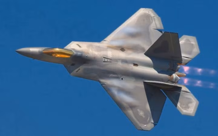 Lockheed Martin F-22 Raptor - 150 triệu USD: Là chiếc máy bay tiêm kích thế hệ thứ 5 sử dụng kỹ thuật tàng hình thế hệ 4 do hãng Lockheed Martin chế tạo.