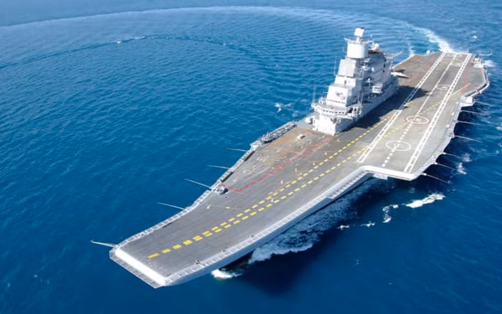 INS Vikramaditya - 2,35 tỷ USD: Là chiếc tàu sân bay lớn nhất, hiện đại nhất của Hải quân Ấn Độ. Tàu sân bay INS Vikramaditya hoạt động trong biên chế hải quân Nga từ năm 1987, nhưng không còn được ra khơi sau đó 9 năm vì chi phí vận hành quá lớn.