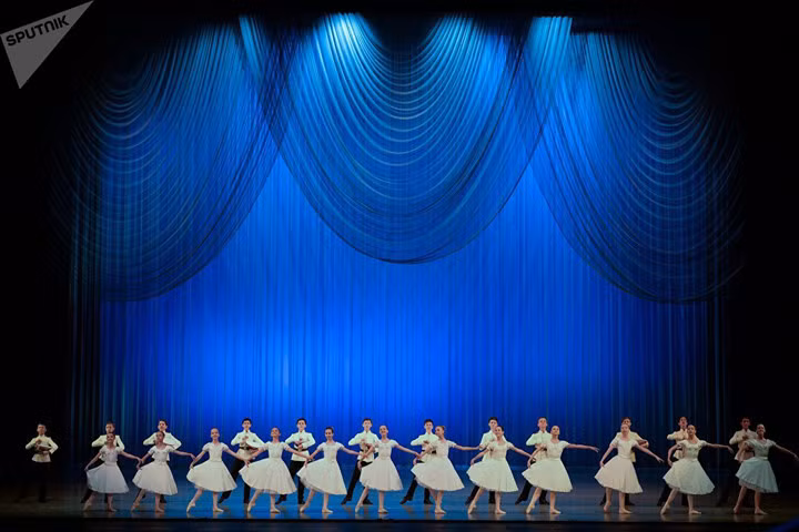 Trong khi các bạn đồng trang lứa xúng xính váy áo đến buổi tiệc tốt nghiệp thì những ngôi sao Ballet tương lai ở trường múa Novosibirsk miệt mài luyện tập cho buổi biểu diễn tốt nghiệp của mình.