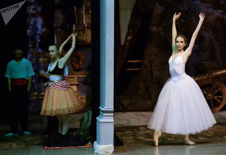 Buổi biểu diễn tốt nghiệp hàng năm của các học sinh trường múa Novosibirsk được tổ chức tại sân khấu Nhà hát Opera và Ballet hàn lâm bang Novosibirsk.