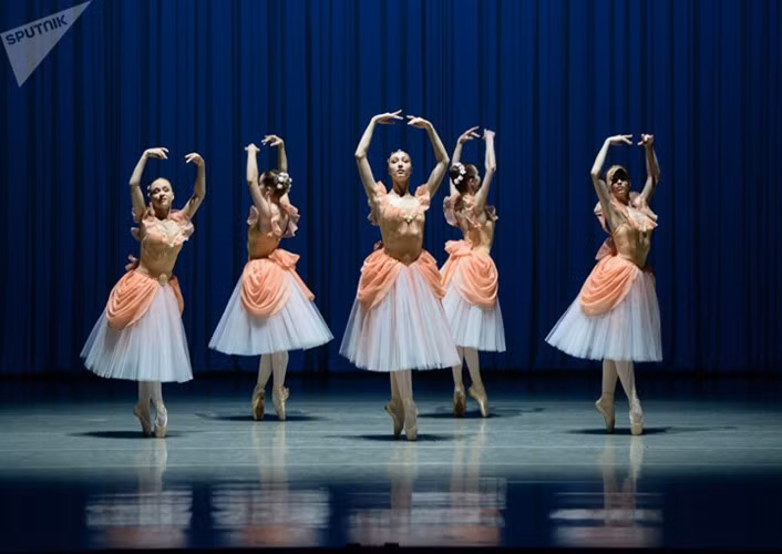 Một nhóm các vũ công biểu diễn trước…