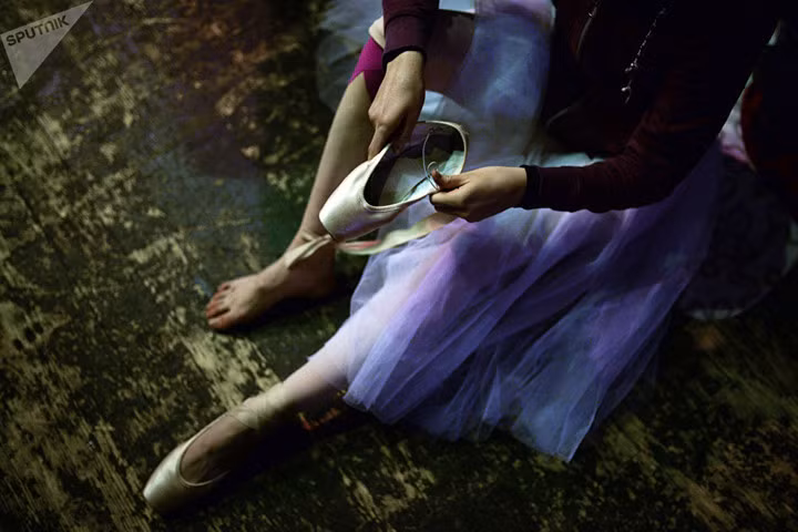 Mũi giày được đêm rất dày để bảo vệ mũi chân của các vũ công Ballet khi họ xoay vòng nhưng nhiều vũ công vẫn phải chịu đựng sự đau đớn tột cùng để tạo được những khoảnh khắc thăng hoa trên sân khấu.