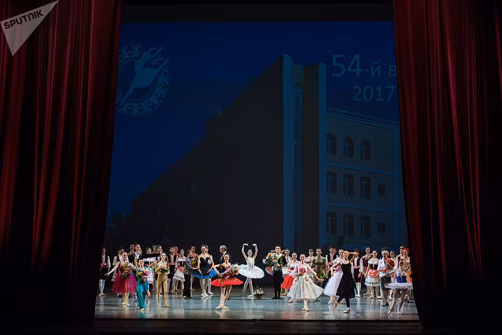 Buổi biểu diễn tốt nghiệp kết thúc trong những tràng pháo tay và hoa chúc mừng những ngôi sao Ballet tương lai.