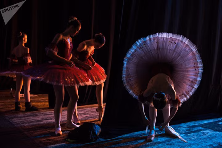 … trong khi trong cánh gà một nhóm khác đang chỉnh trang lại trước khi đến lượt mình.