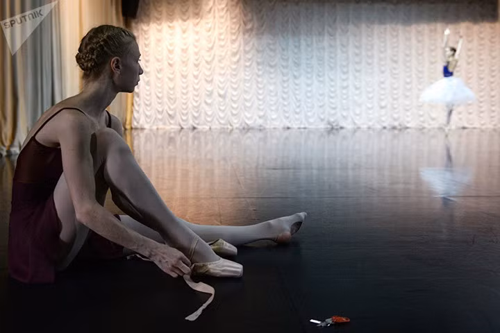 Nữ sinh trường múa Novosibirsk mang giày chuẩn bị luyện tập. Các học viên có thể luyện tập đến 12 tiếng mỗi ngày và chỉ nghỉ một ngày trong tuần.