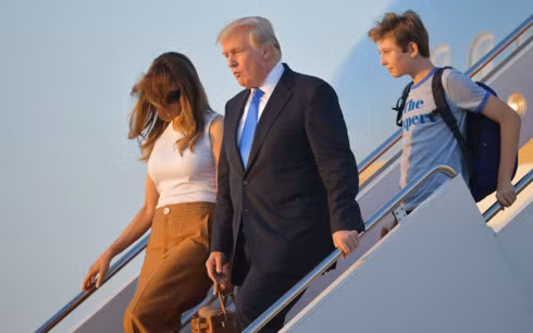 Sau một thời gian kể từ khi ông Donald Trump nhậm chức tổng thống, đệ nhất phu nhân Melania Trump và con trai là Barron đã chính thức chuyển tới Nhà Trắng để sinh sống.