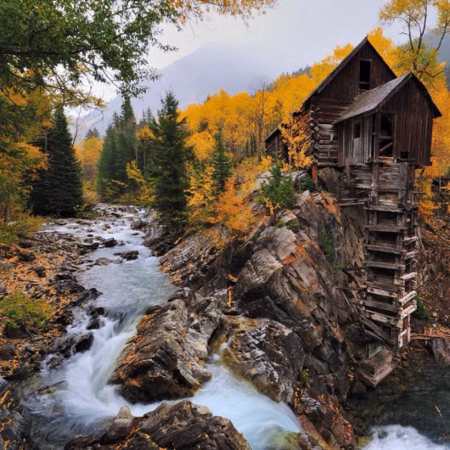 Phong cảnh thiên nhiên đẹp như tranh vẽ ở Crystal Mill, bang Colorado, Mỹ.