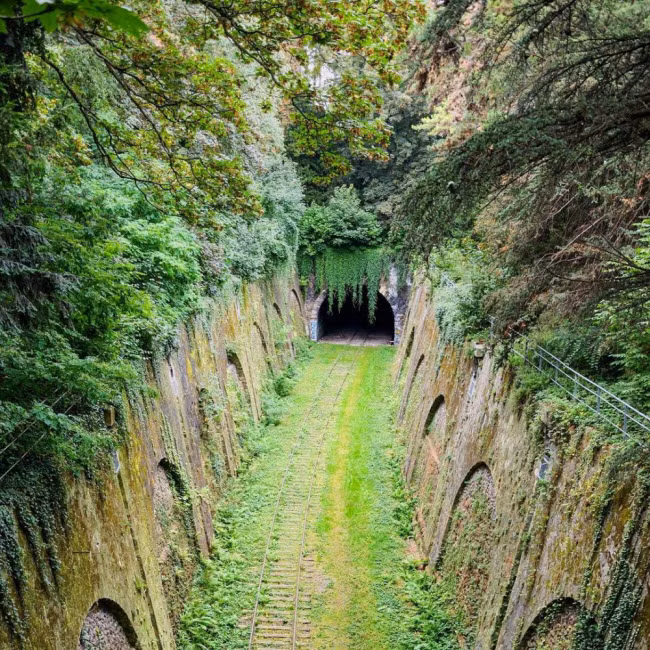 Đường hầm tàu hỏa bị lãng quên ở Paris, Pháp.